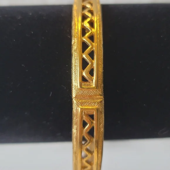 Monet RARE Bangle / Gold Gilded Look / Goldtone, Vintage, Estate, Size 8 - Picture 9 of 10